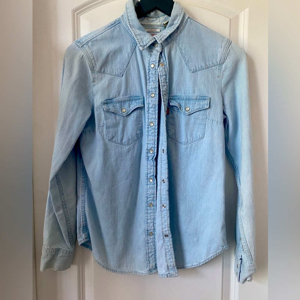Levi’s Classic Fit Women’s Jean Jacket